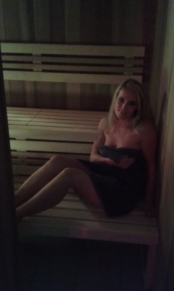 Femme tchèque chaude aimant être nue à l'intérieur et à l'extérieur
 #96198741