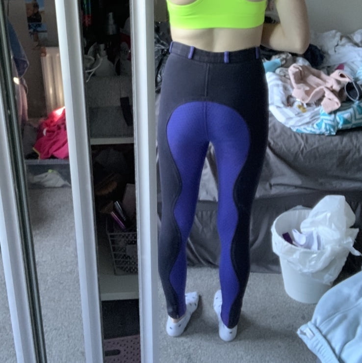 Mujeres vendiendo pantalones de montar
 #89854807