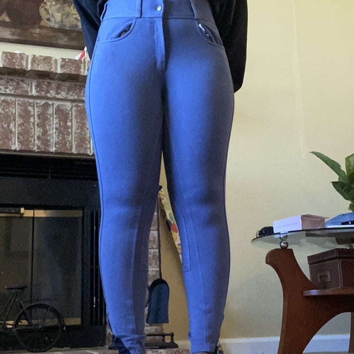 Mujeres vendiendo pantalones de montar
 #89854867