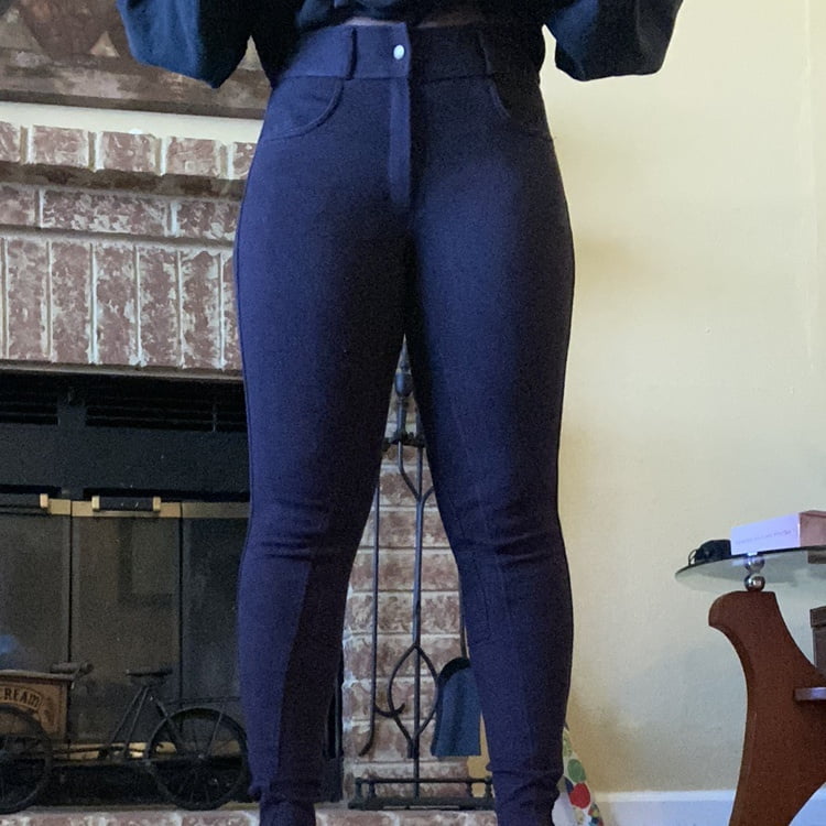 Mujeres vendiendo pantalones de montar
 #89854872