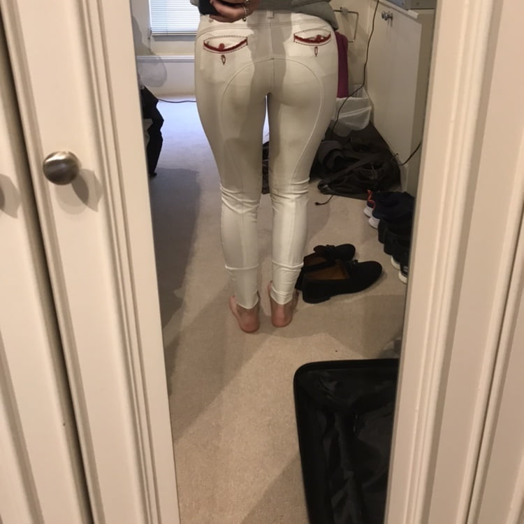 Mujeres vendiendo pantalones de montar
 #89854874