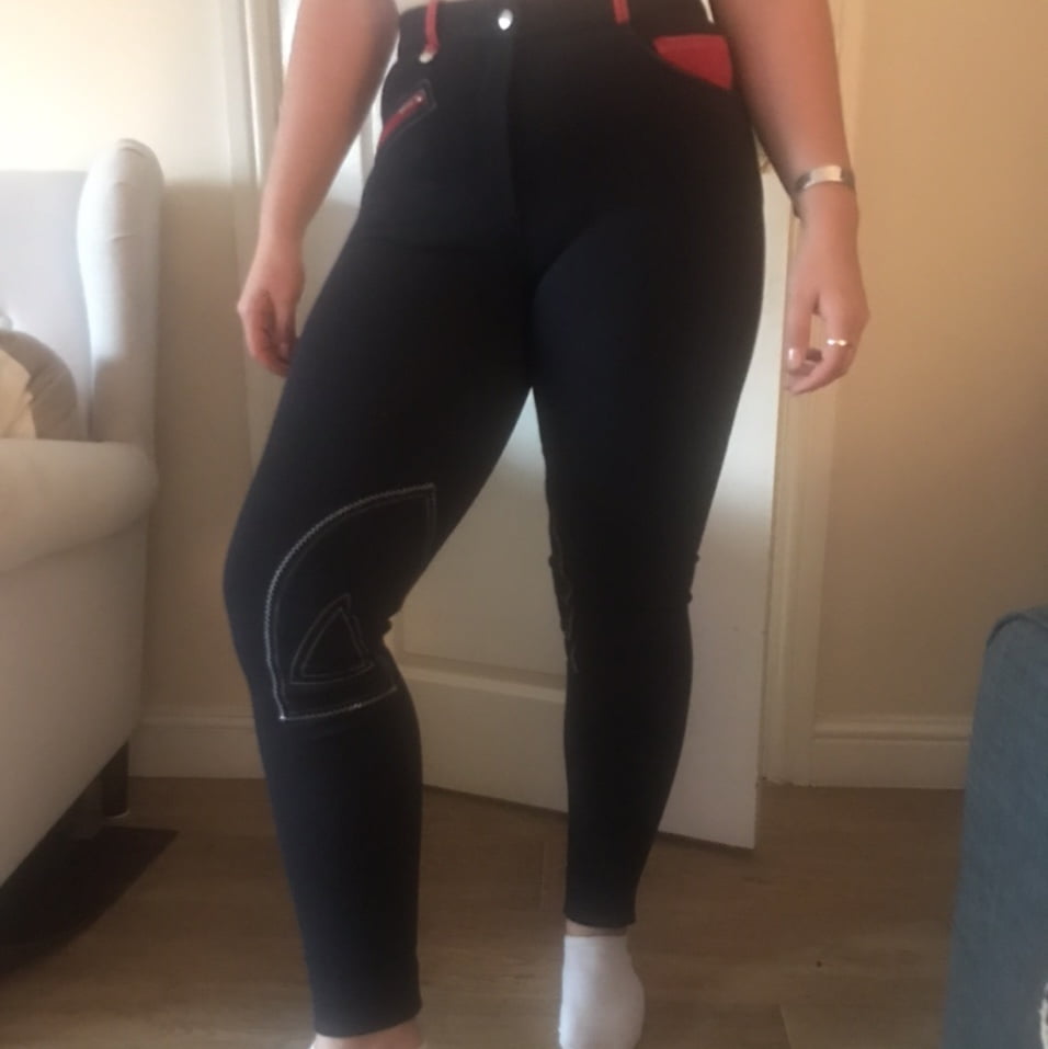 Mujeres vendiendo pantalones de montar
 #89854901