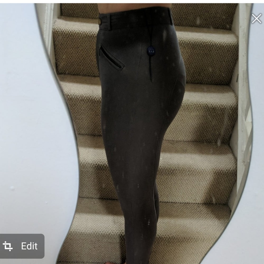 Mujeres vendiendo pantalones de montar
 #89854909