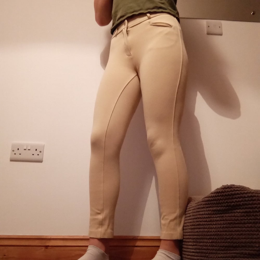 Mujeres vendiendo pantalones de montar
 #89854933