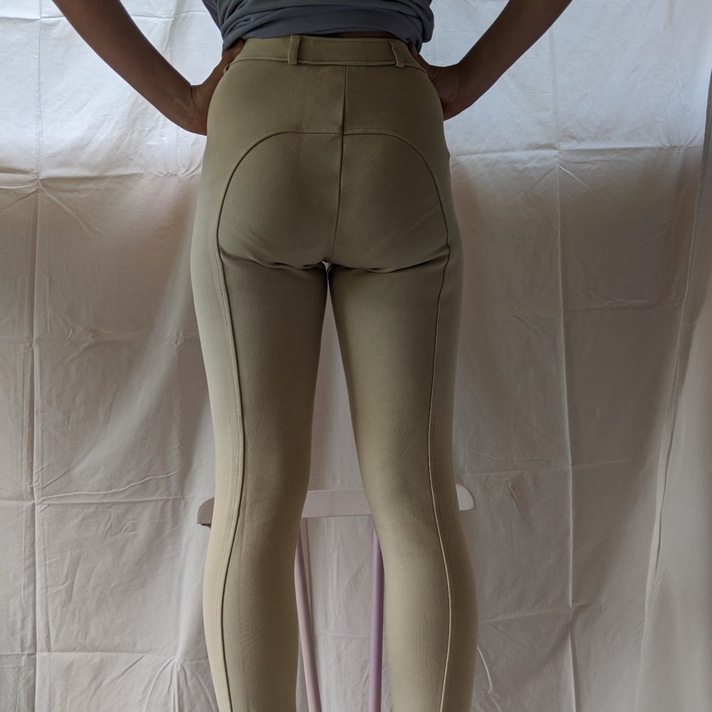 Mujeres vendiendo pantalones de montar
 #89854960