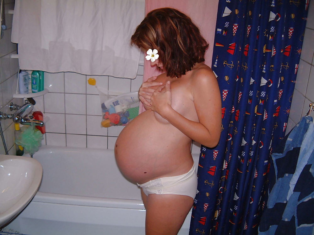 Une femme enceinte baise et pose pour son mari.
 #103215116