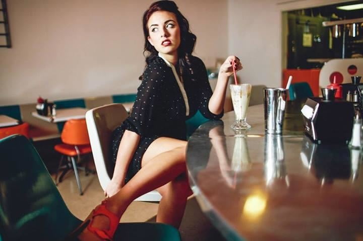 ブルネットの彼女
 #97333096