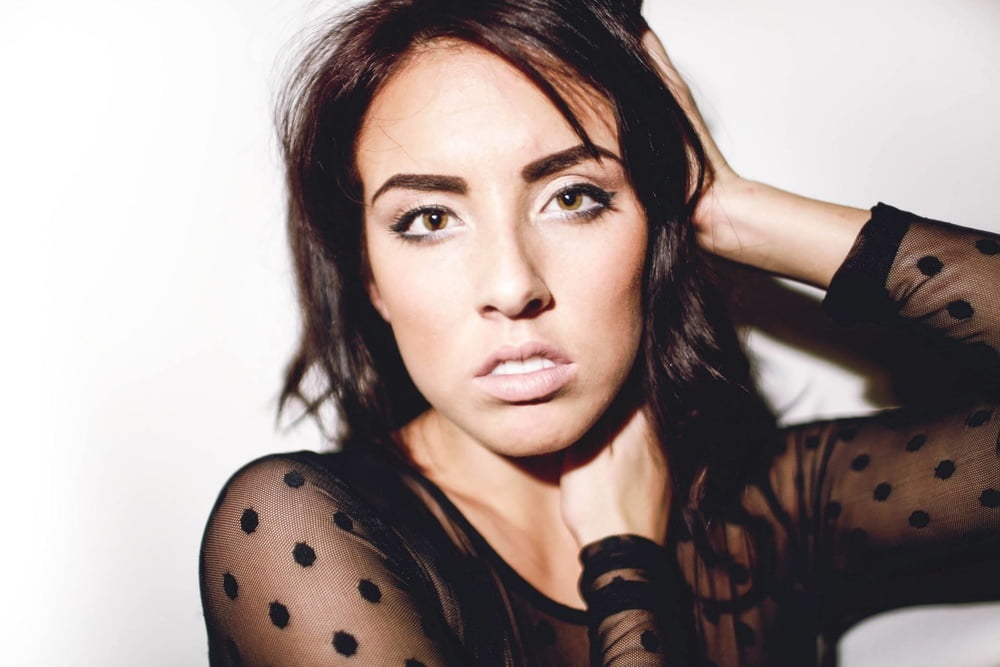 ブルネットの彼女
 #97333101