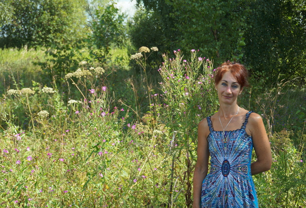 Im blauen Kleid auf dem Feld
 #99891150