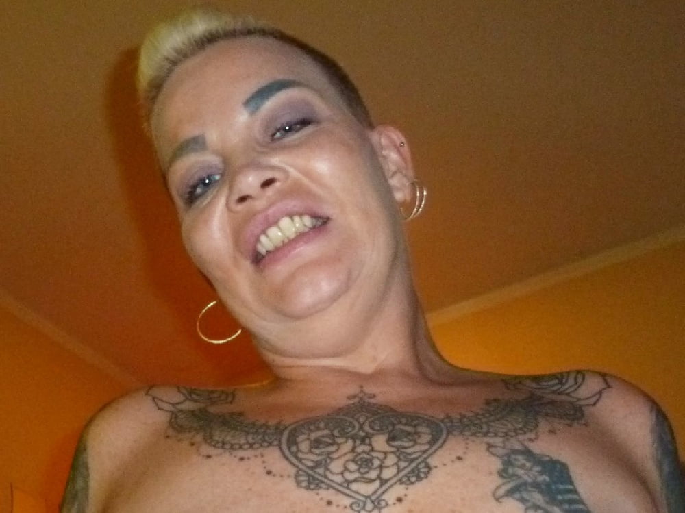Heiße Sexsession mit dem hübschen Punkmädchen Gina aus Nürnberg
 #99732732