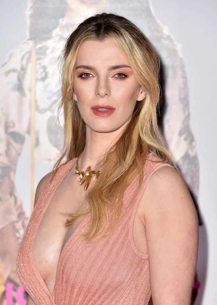 Betty Gilpin #98813718