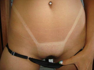 Marido registrando as marquinhas da esposa
 #90540018