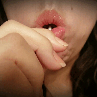 Luscious labbra bella signora lecca
 #103822071