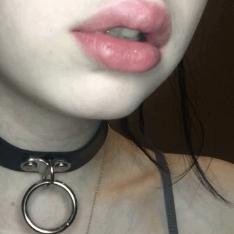Lèvres pulpeuses que la belle dame lèche
 #103822136