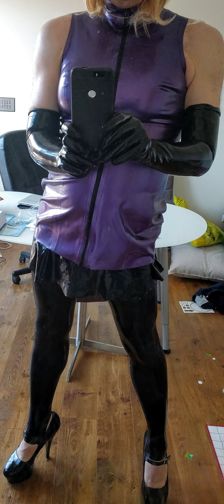 Latex violet avec plug anal et pumo
 #106699409