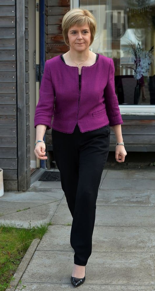 Nicola sturgeon - Schottlands erste Ministerin in Strumpfhosen
 #96294337