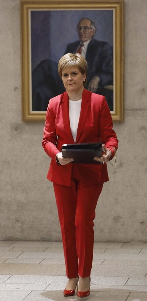 Nicola sturgeon - Schottlands erste Ministerin in Strumpfhosen
 #96294341