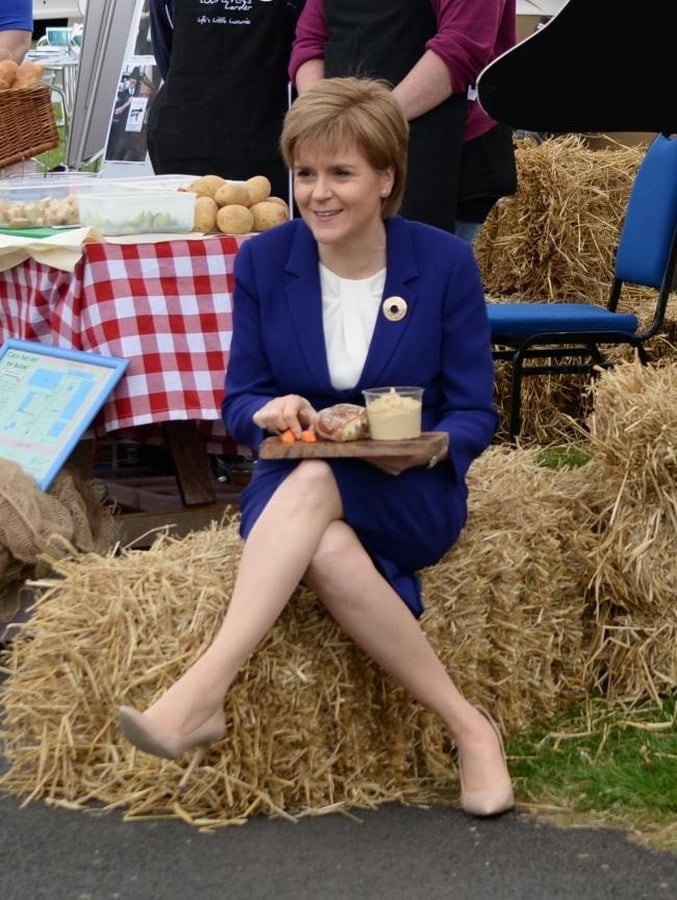 Nicola sturgeon - Schottlands erste Ministerin in Strumpfhosen
 #96294344