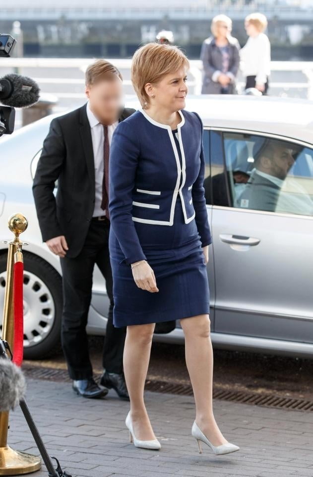 Nicola sturgeon - Schottlands erste Ministerin in Strumpfhosen
 #96294348