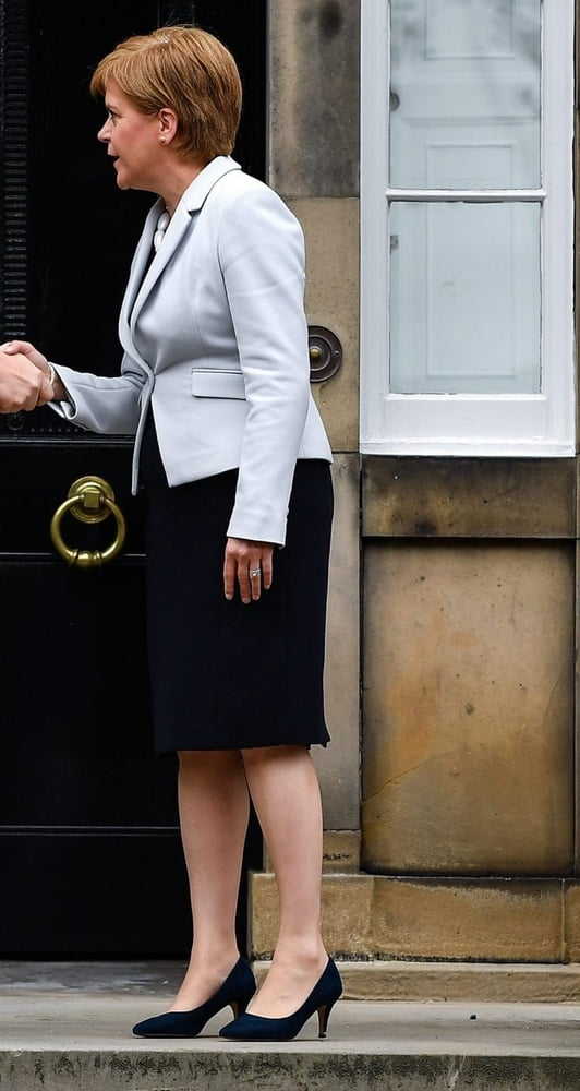 Nicola sturgeon - Schottlands erste Ministerin in Strumpfhosen
 #96294351