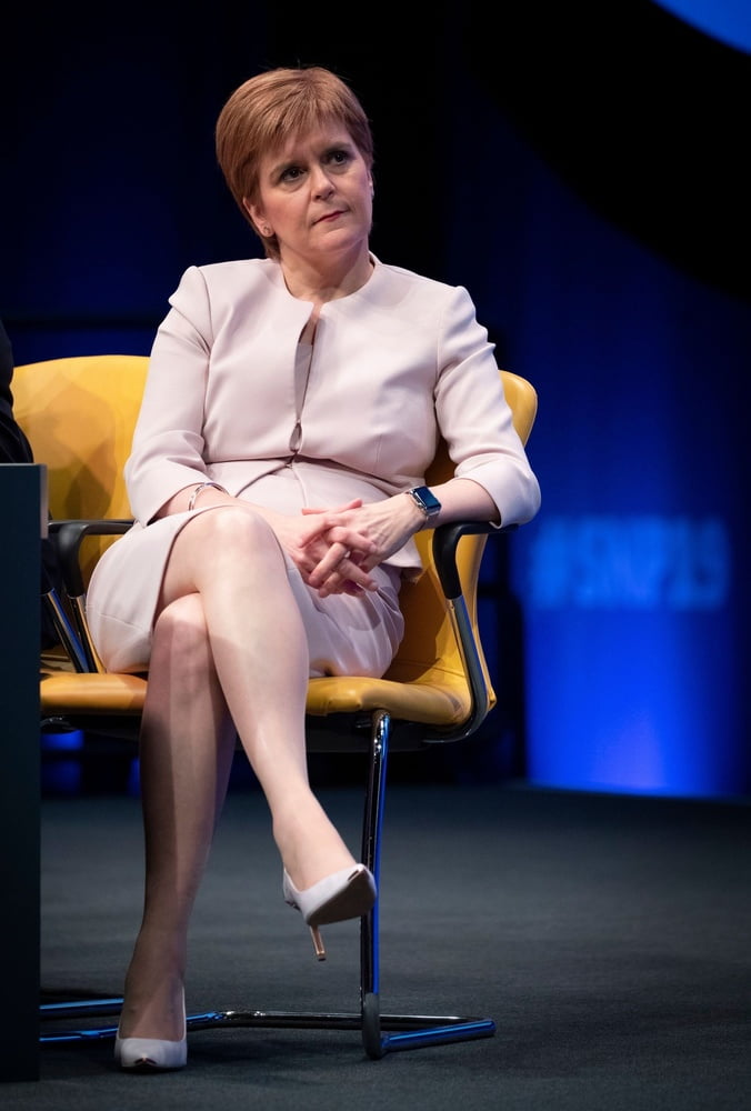 Nicola sturgeon - Schottlands erste Ministerin in Strumpfhosen
 #96294357