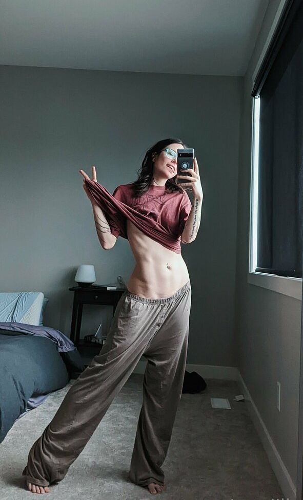 Catziilla desnuda #109124061