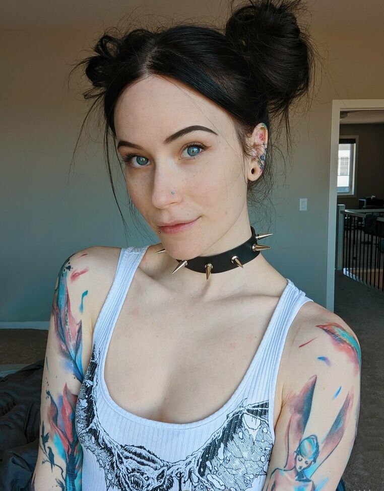 Catziilla desnuda #109124070