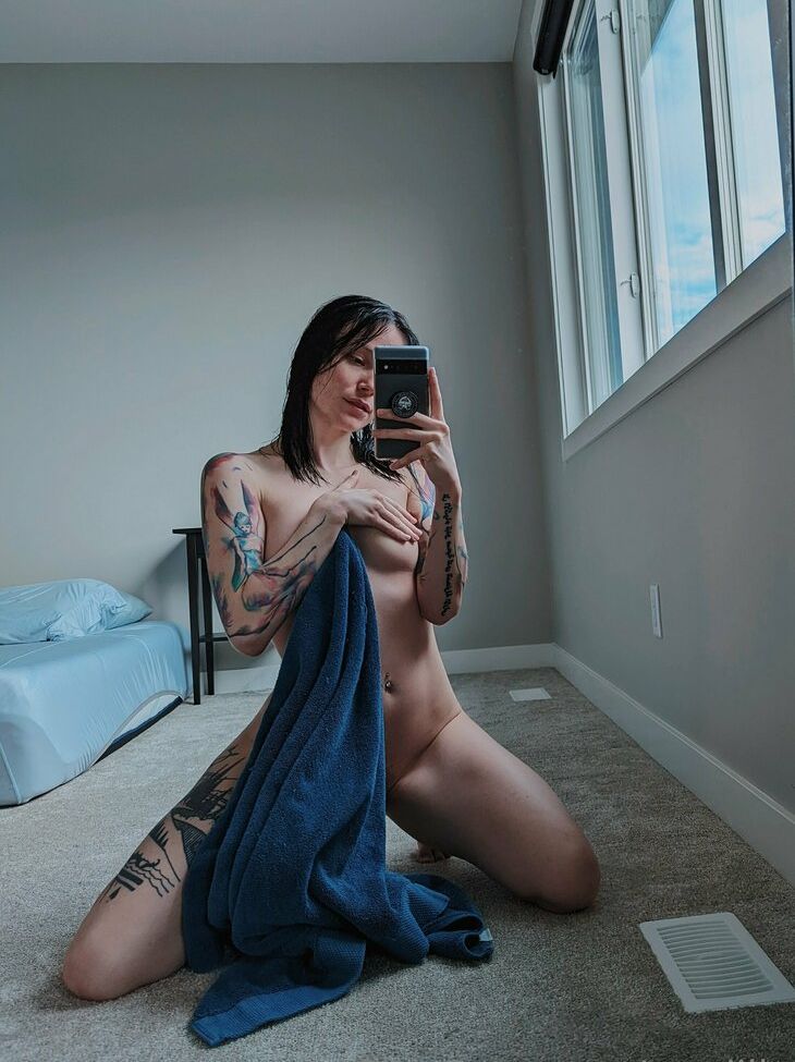 Catziilla desnuda #109124073