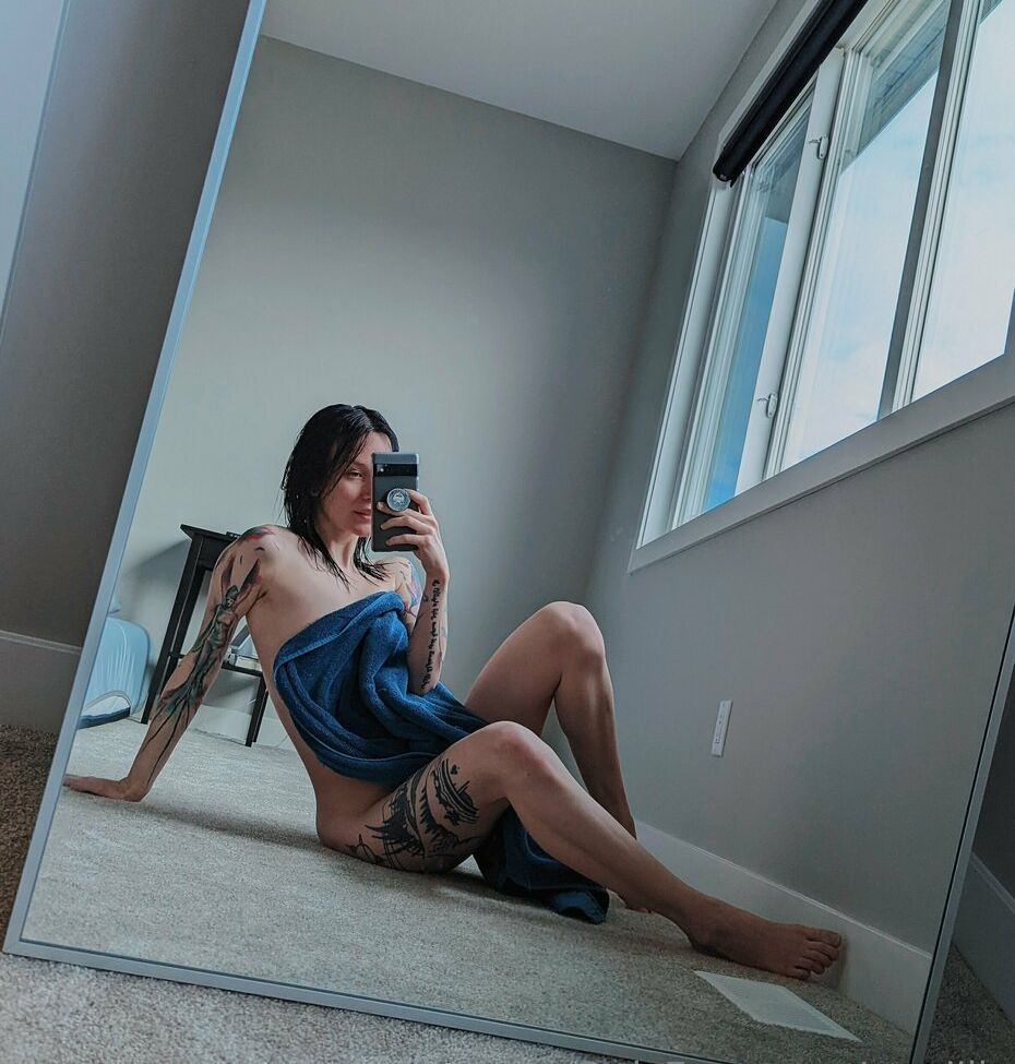 Catziilla desnuda #109124077