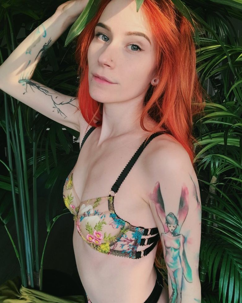 Catziilla desnuda #109124186