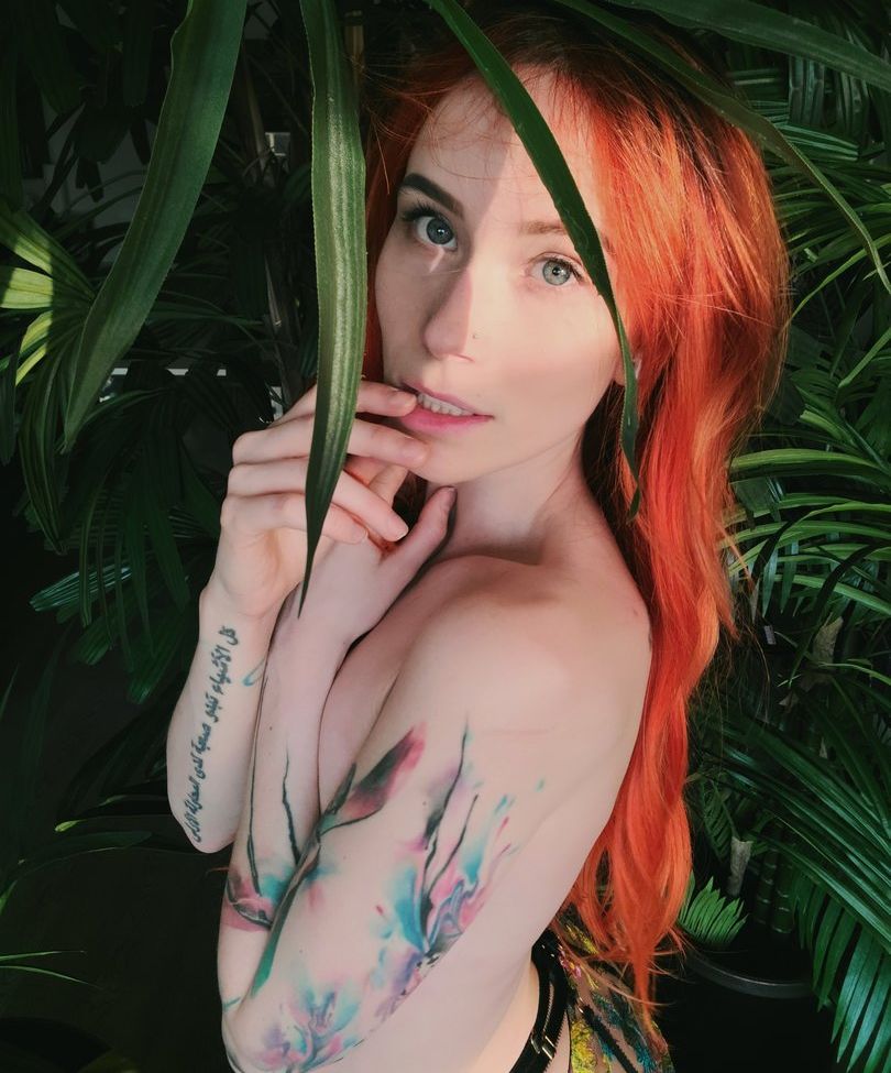 Catziilla desnuda #109124191