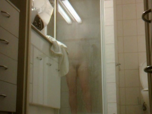 Hot gros seins et poilu mature dans la douche
 #95203579