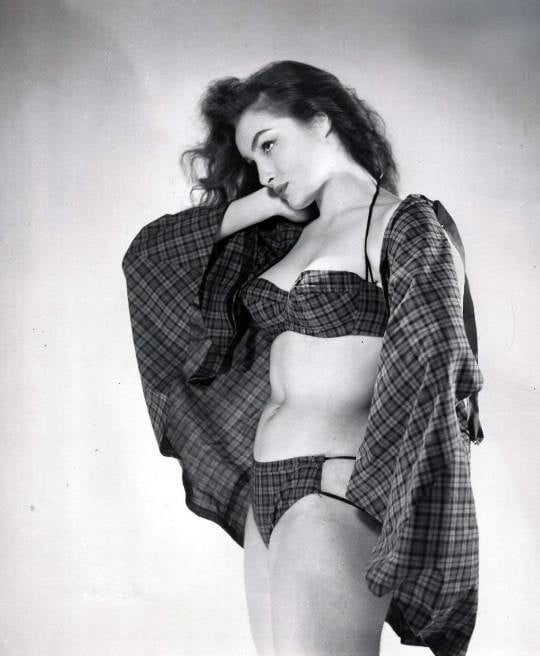 Julie Newmar, attrice vintage
 #94716697