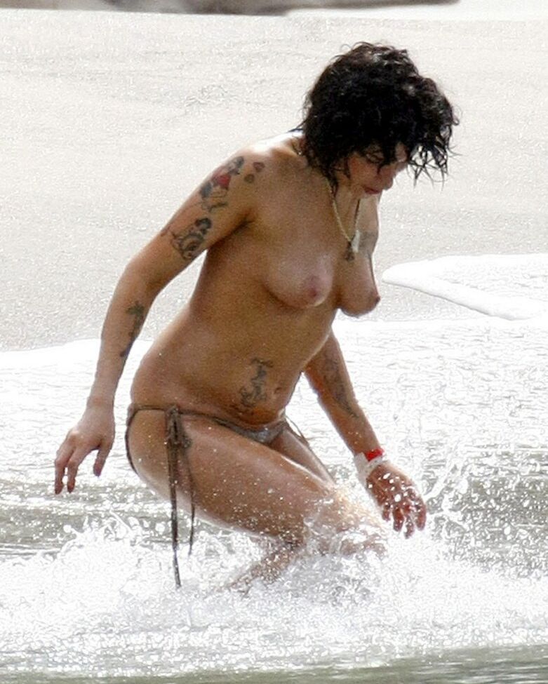 Amy Winehouse nude #109373334