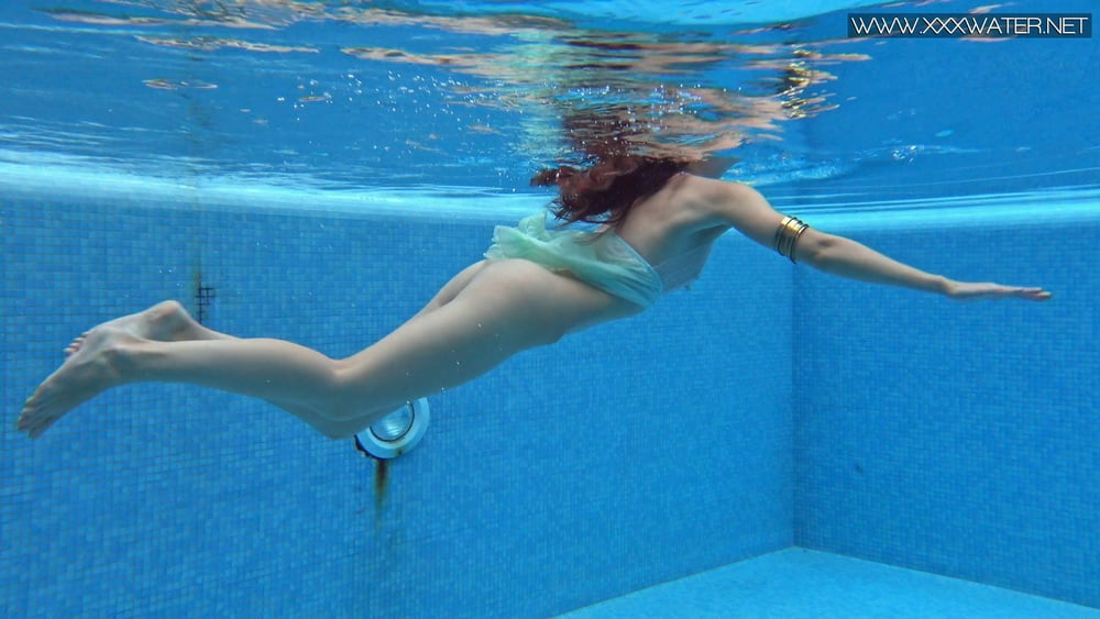 Lizi vogue piscina subacquea
 #106785558