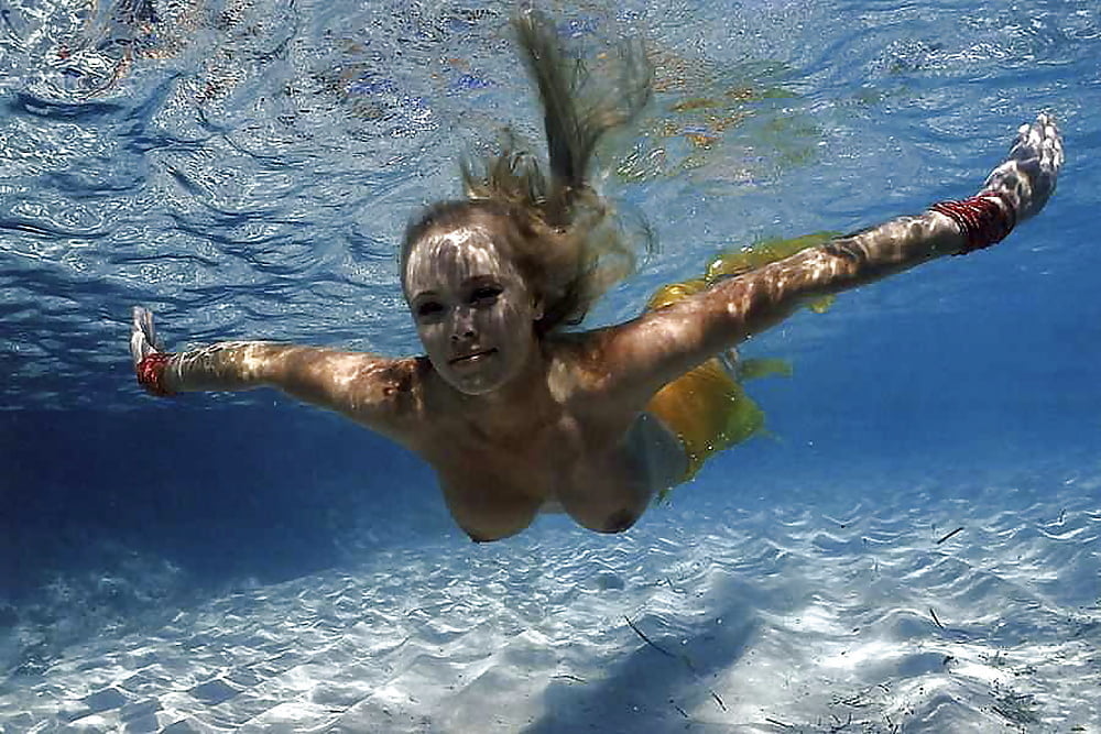 Enjoying Her Underwater Tits 3885007