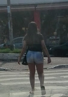 Gordinha de shorts Jeeans com um puta rabao #80444318