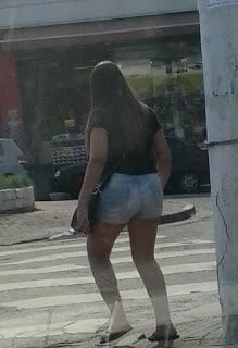 Gordinha de shorts Jeeans com um puta rabao #80444321