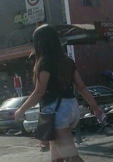 Gordinha de shorts Jeeans com um puta rabao #80444324