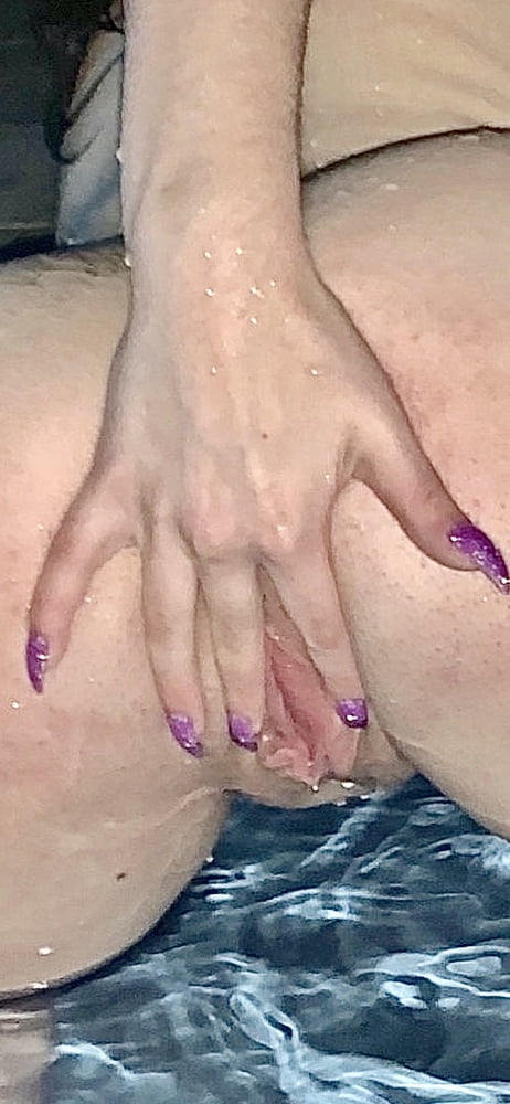 Curvy sexy tätowierte Schlampe zeigt große Titten spreizt Arsch & Fotze
 #87877152