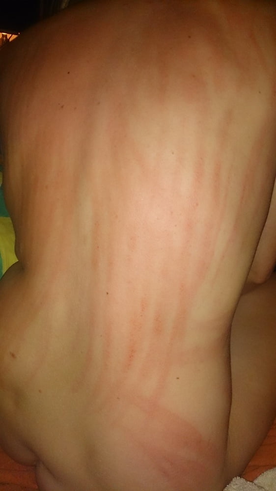 Unterwürfige Blondine liebt es zu schlucken und entblößt zu werden
 #81873512