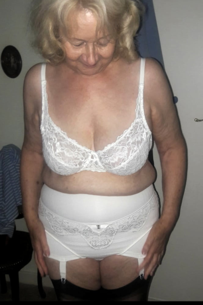 Omas in ihrer sexy Unterwäsche
 #90665917