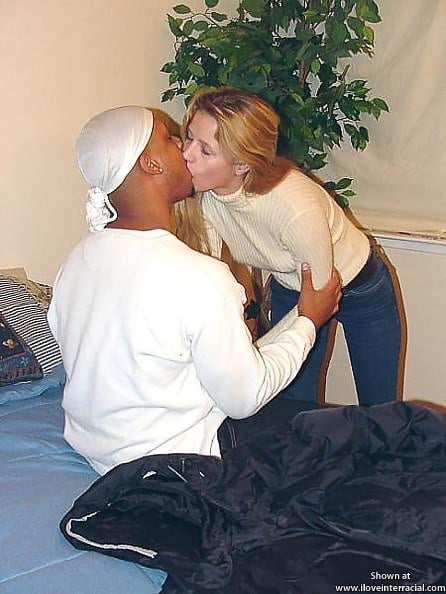 Weiße Frauen küssen und streicheln
 #104066315