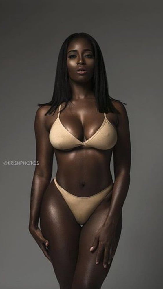 美しい黒い肌の黒い女性
 #80256248
