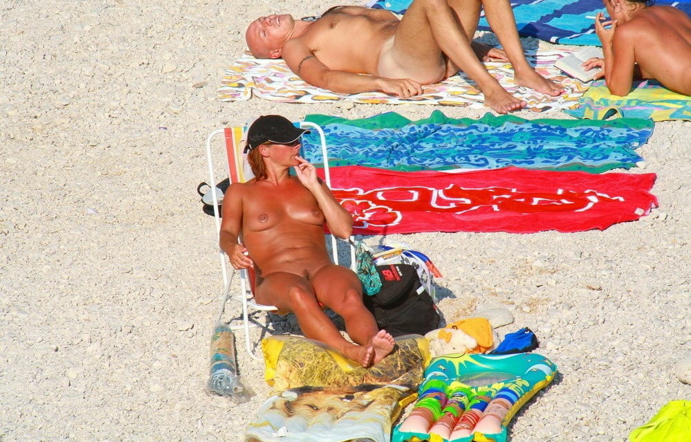 0866 playa desnuda parejas y grupos
 #81031935