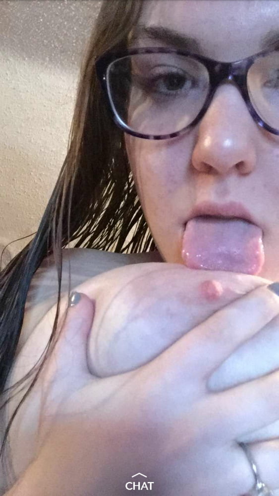 Brianna nimmt selfies von ihren Titten und nackten großen Körper
 #92431355
