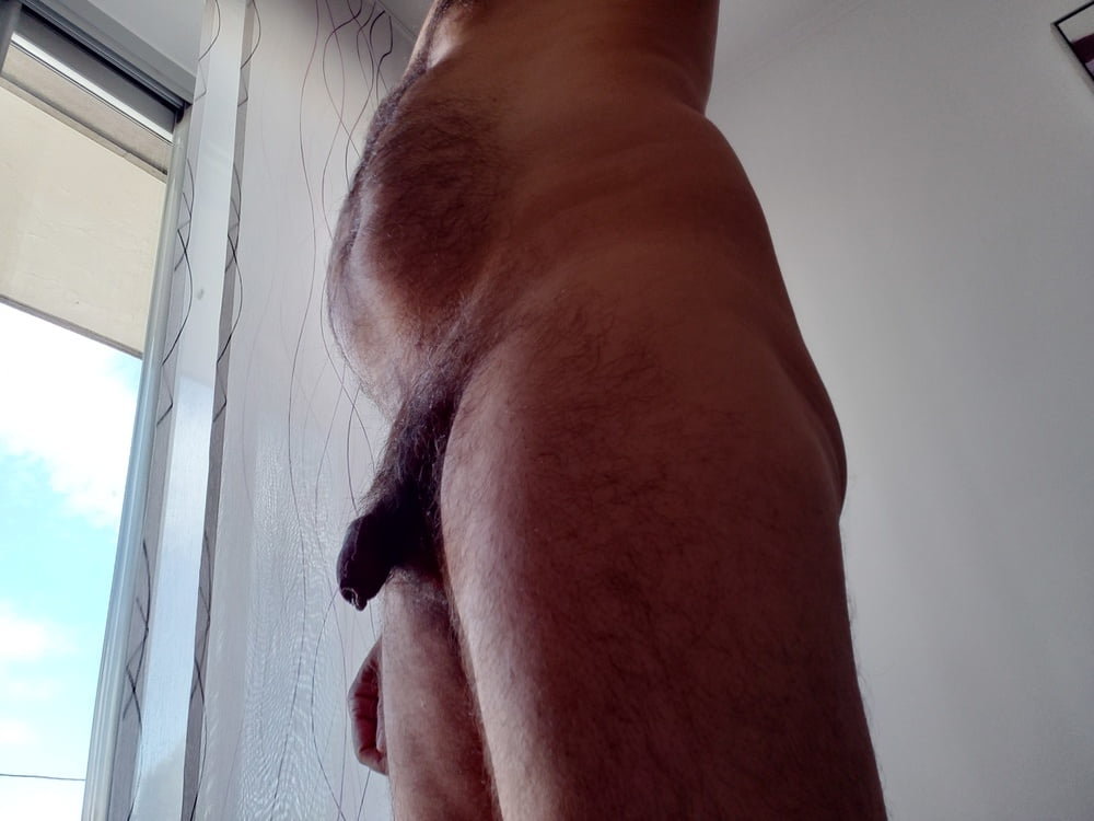 Devant la fenetre #89830509