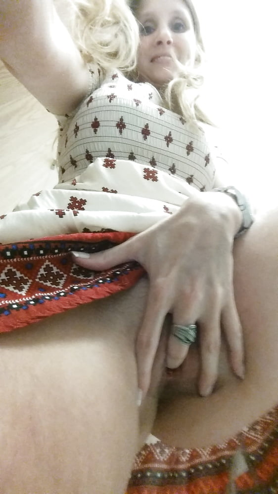 Saggy Tit Milf breitet ihre sexy Löcher zeigt weichen kurvigen Körper
 #96711575