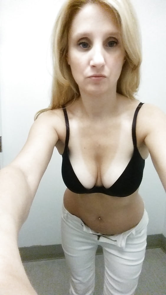 Saggy Tit Milf breitet ihre sexy Löcher zeigt weichen kurvigen Körper
 #96711598