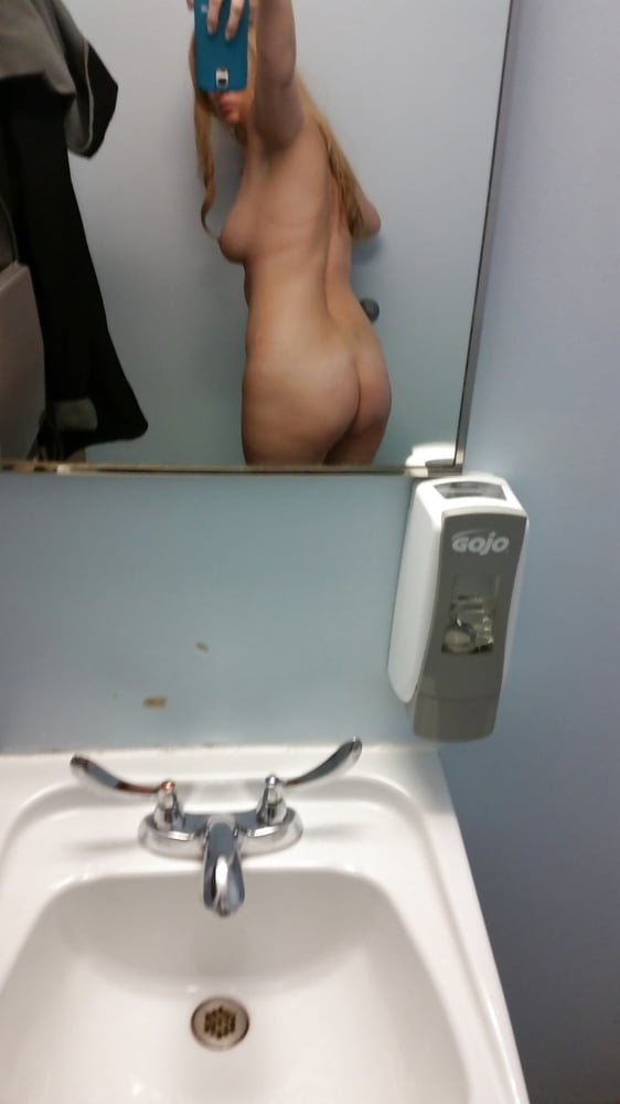 Saggy Tit Milf breitet ihre sexy Löcher zeigt weichen kurvigen Körper
 #96711620